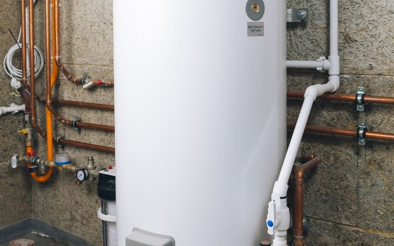 Plombier installant ou dépannant un chauffe-eau à Pantin